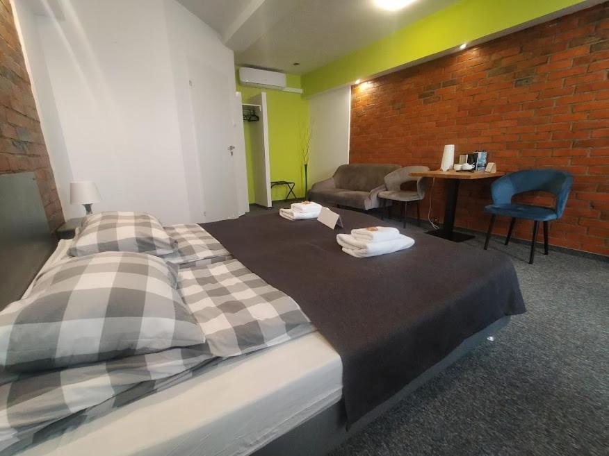 RJ Hotel Pabianice Buitenkant foto