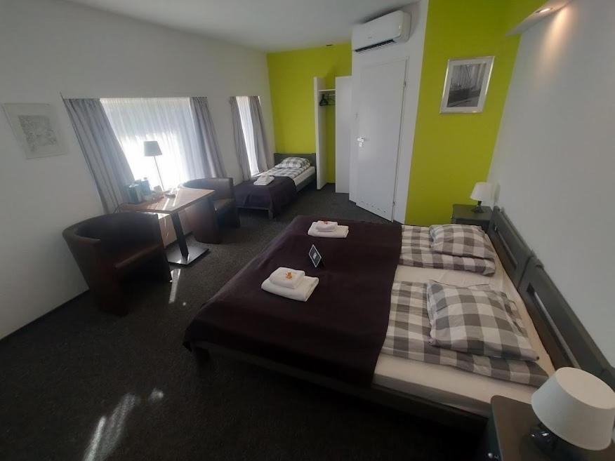 RJ Hotel Pabianice Buitenkant foto