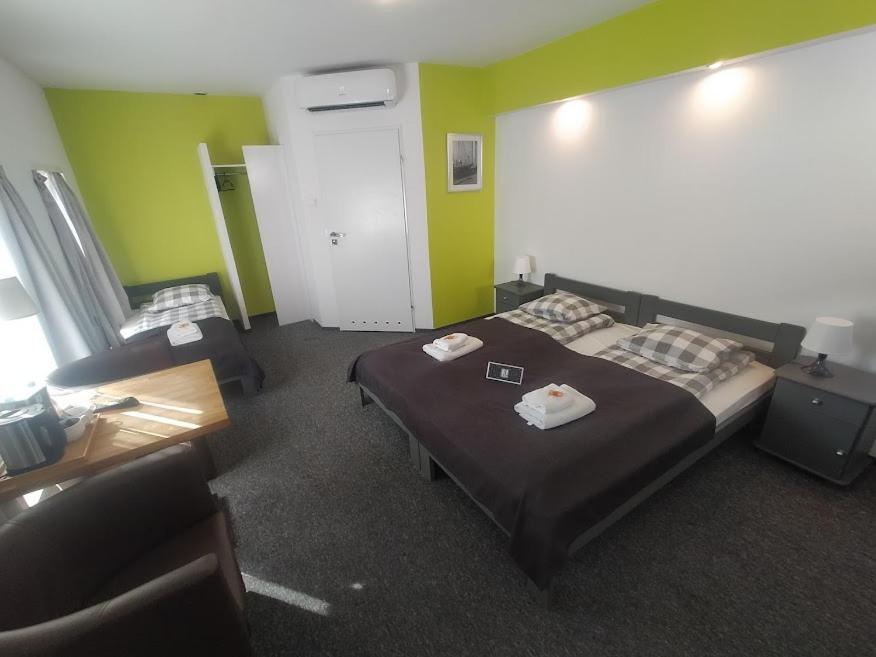 RJ Hotel Pabianice Buitenkant foto