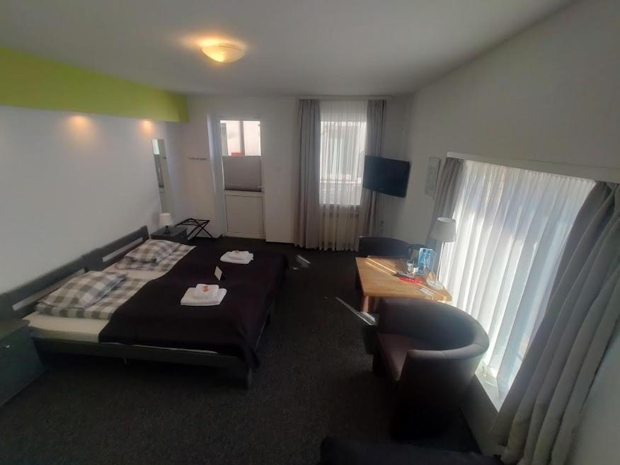 RJ Hotel Pabianice Buitenkant foto