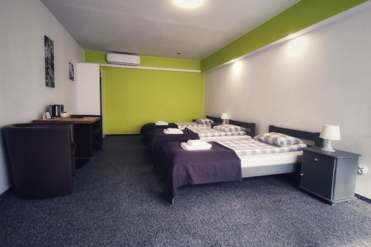 RJ Hotel Pabianice Buitenkant foto