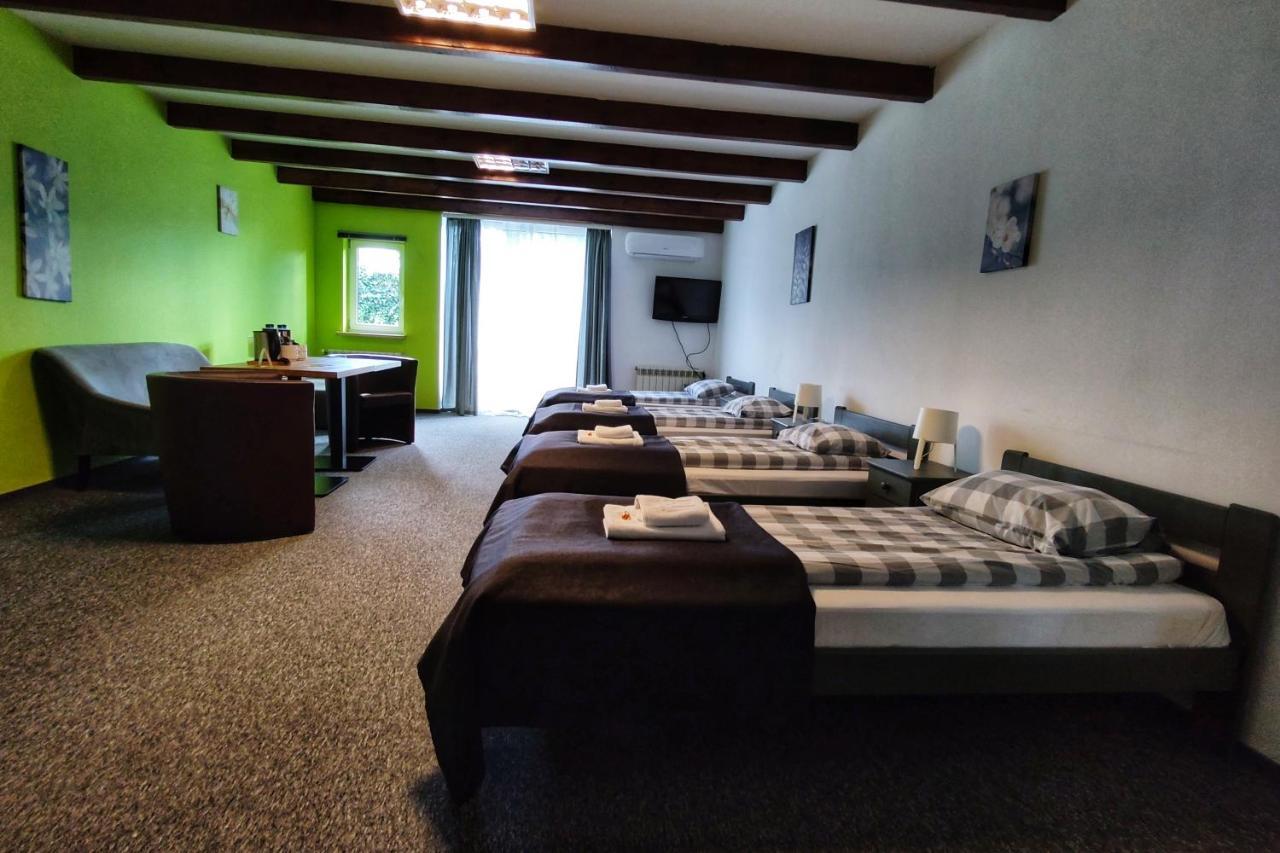 RJ Hotel Pabianice Buitenkant foto